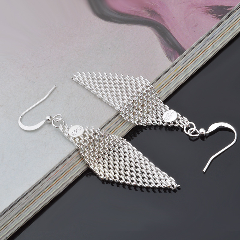 Ling shaped net earrings design