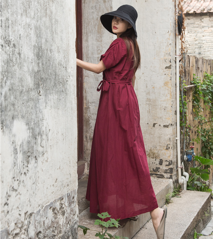 Simple silhouette V-neck drawstring dress