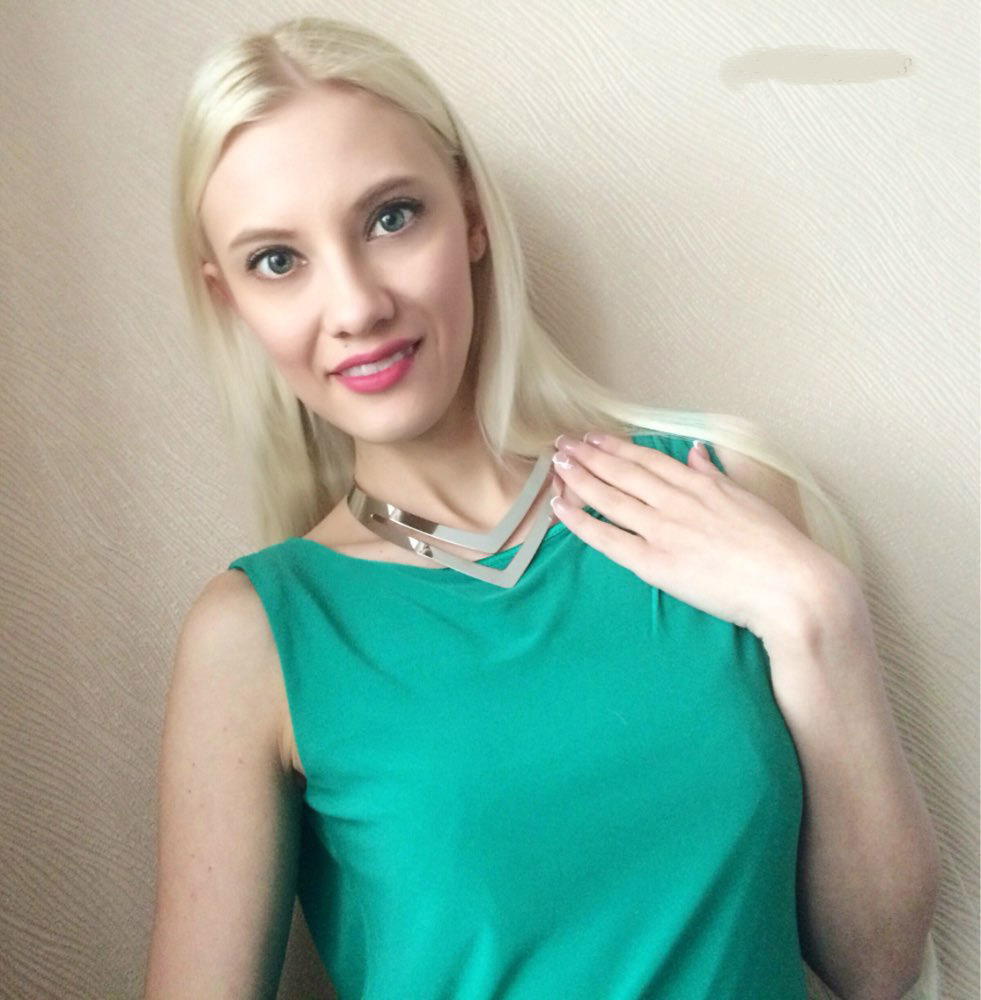 Exaggerated metal collar necklace