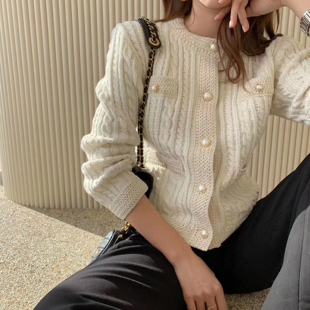 Xiaoxiang V-neck knitted cardigan