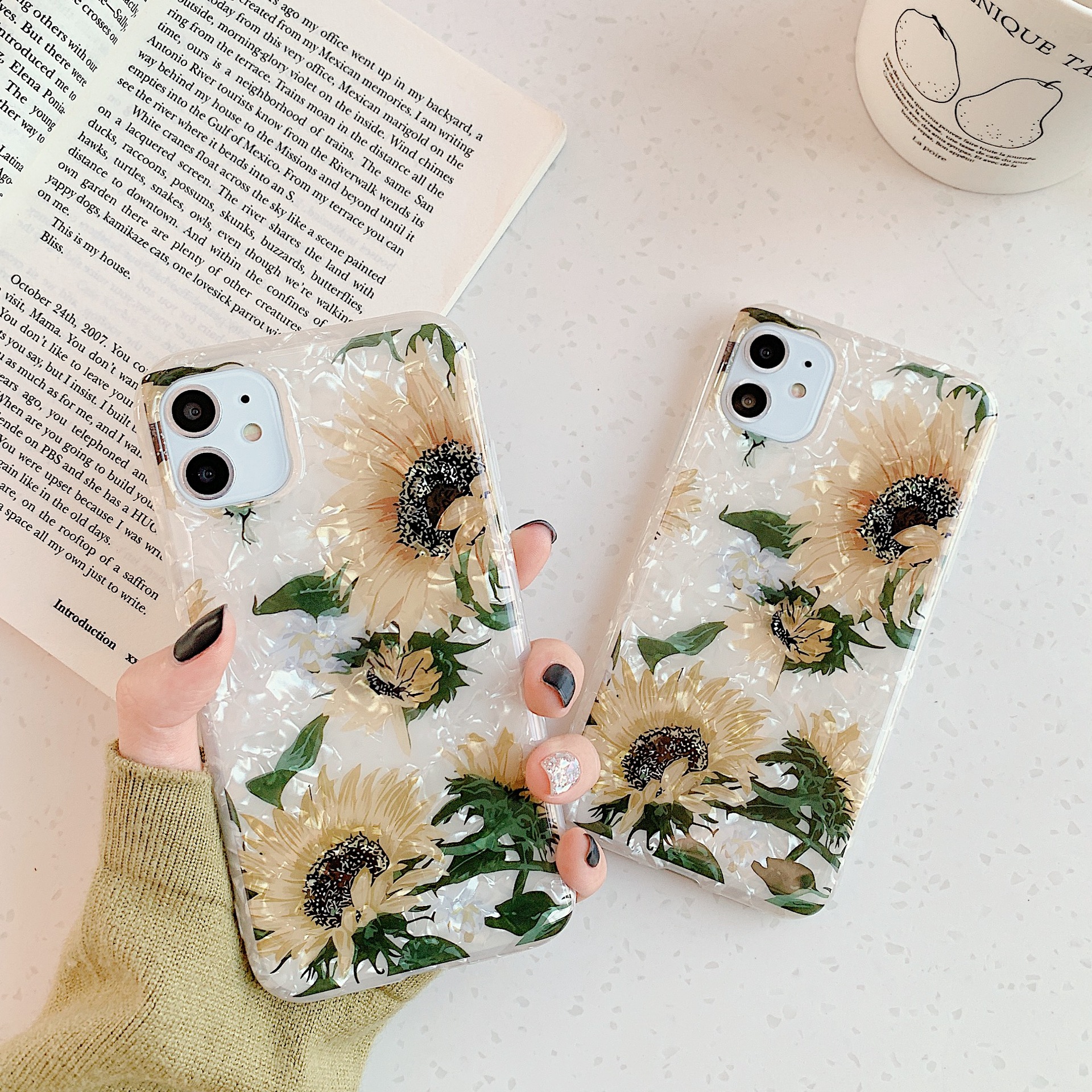 Sunflower case with shell pattern - Image 3