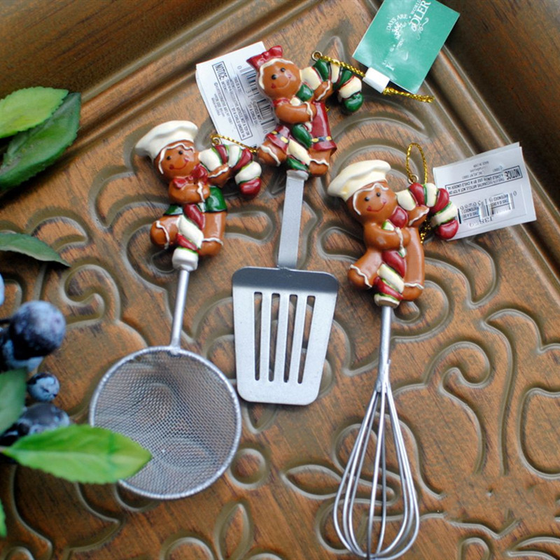 American retro fun gingerbread man pendant