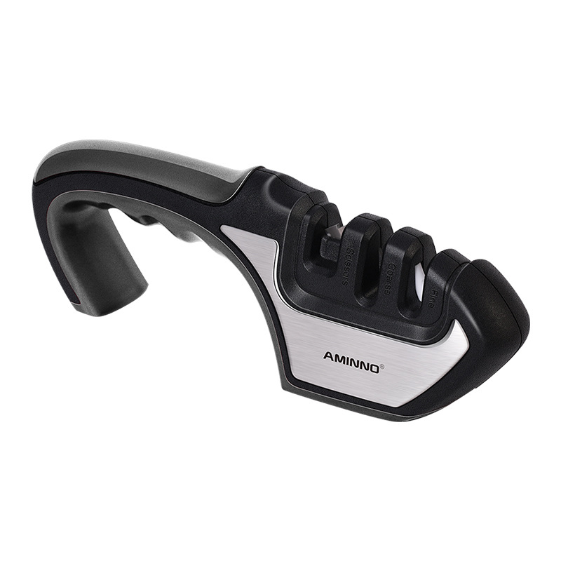 Семья «четыре в одном» использует точилку для заточки кухонного ножа