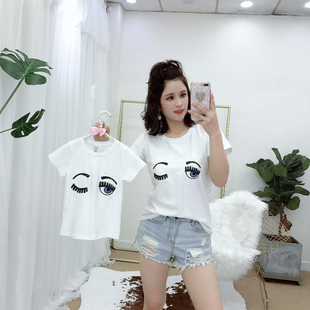 Eyes with eyelashes and short sleeves