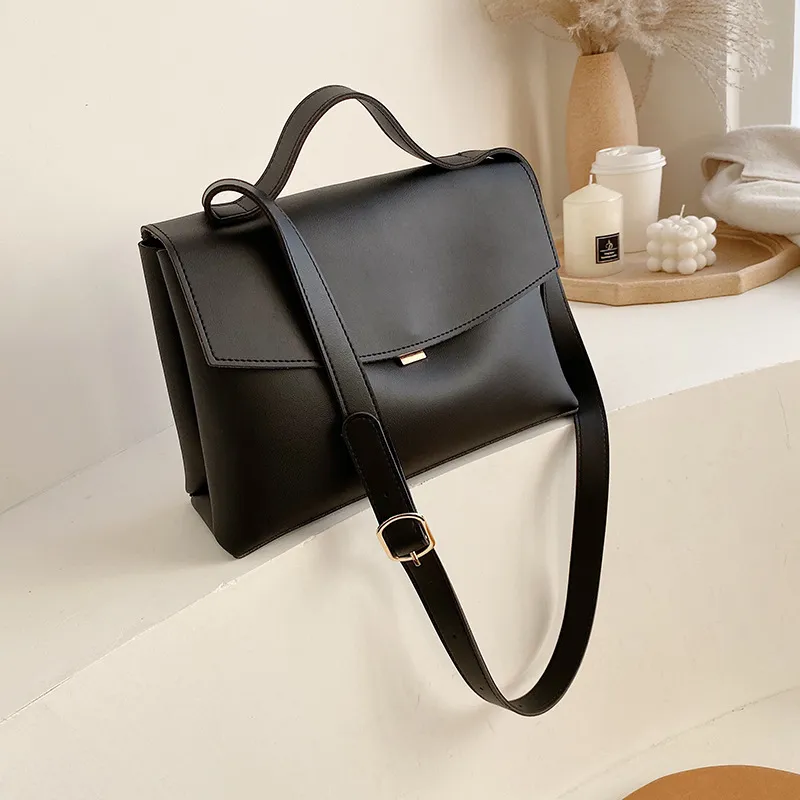 Women's large capacity retro shoulder bag - Black