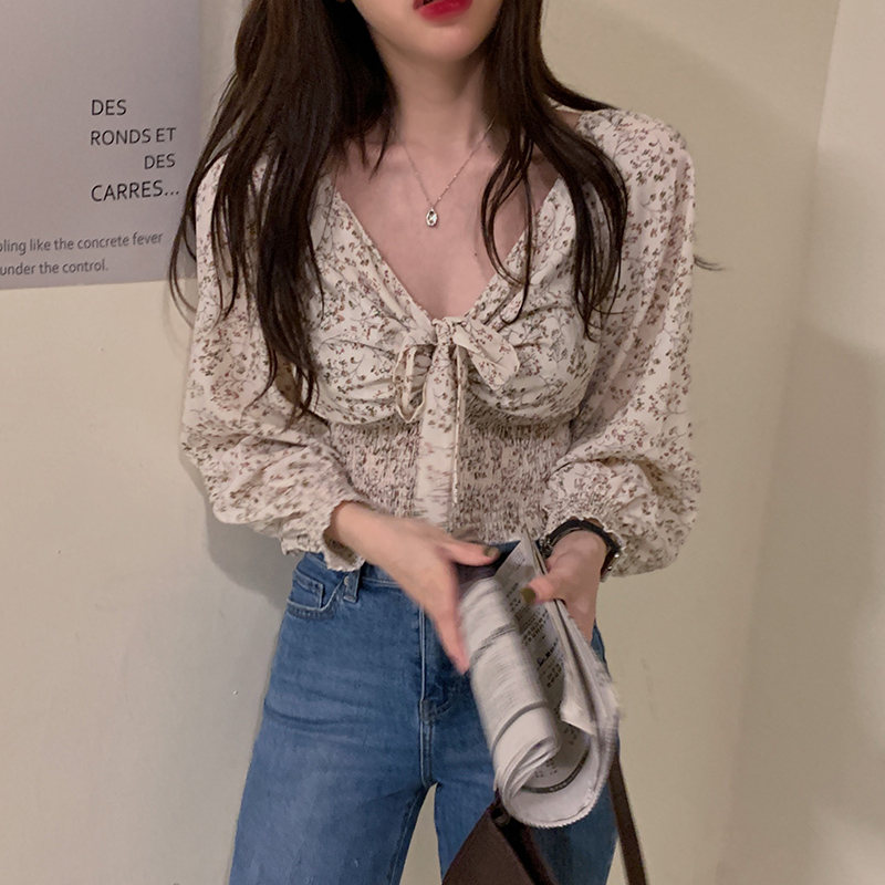 V-neck pleated waist long sleeve shirt