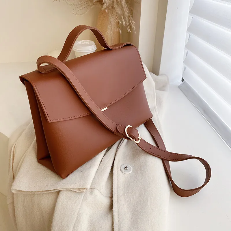 Women's large capacity retro shoulder bag - Brown