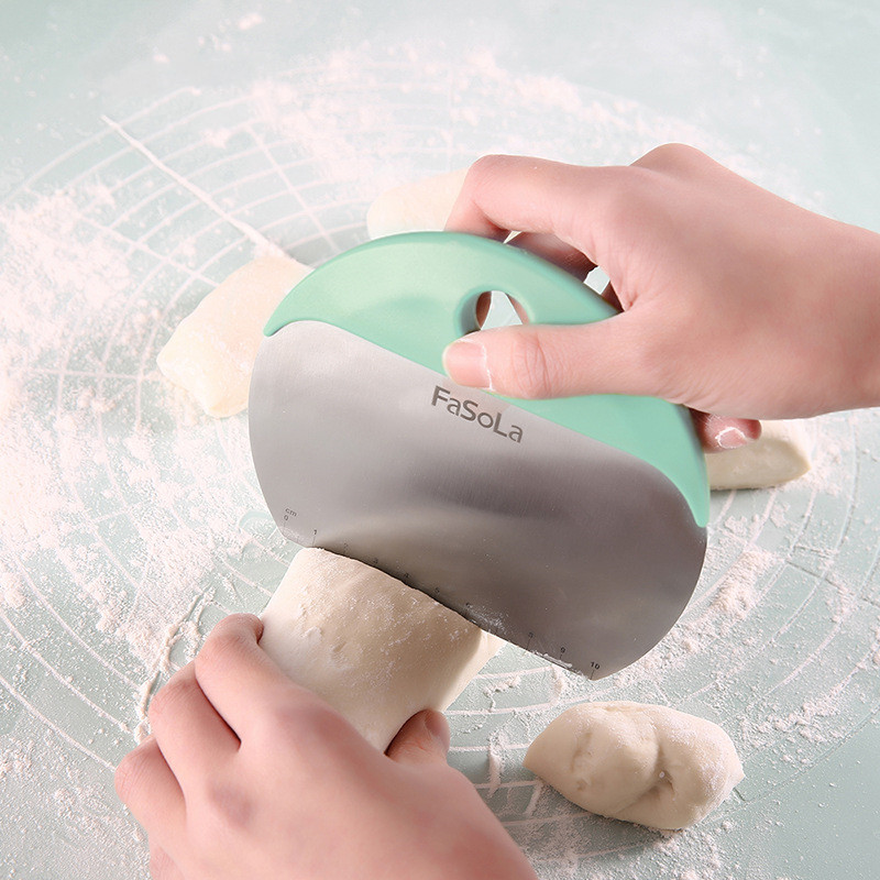 Two-in-one pasta knife