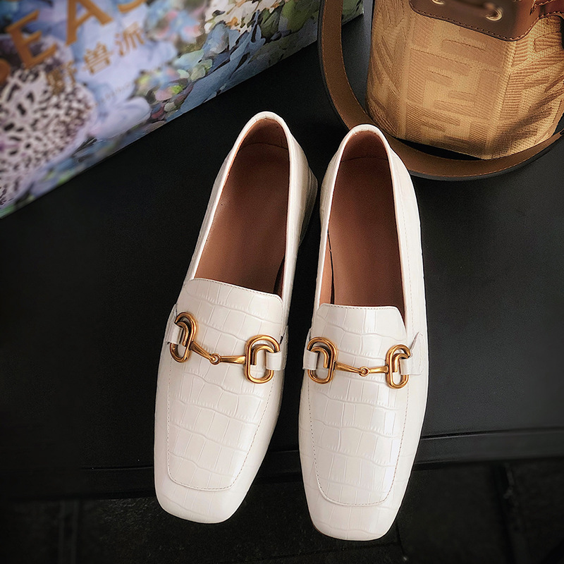 Low heel cream shoes