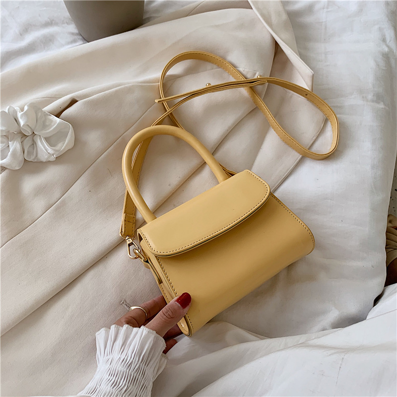 Simple and versatile small square bag