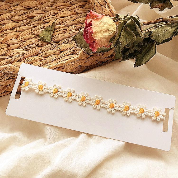 Daisy lace flower necklace