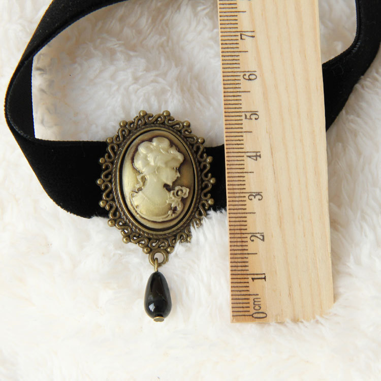 قلادة عنق بتصميم رأس إنسان