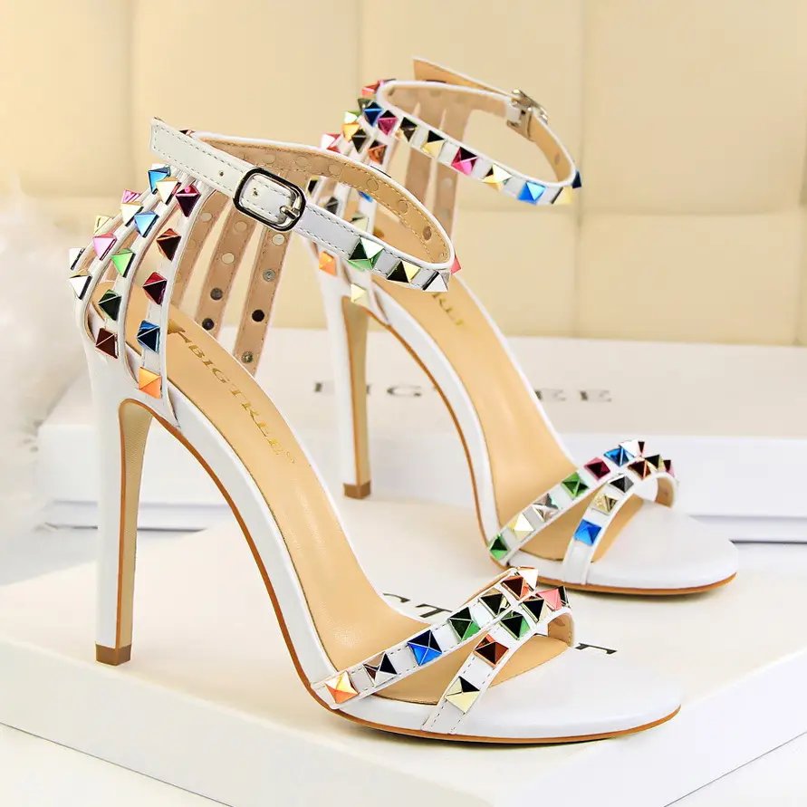 One word with hollow color rivet sandals