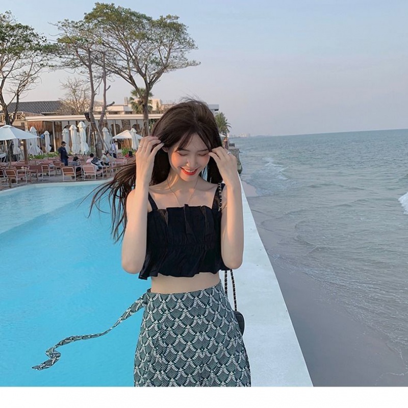 Off-the-shoulder sleeveless crop vest