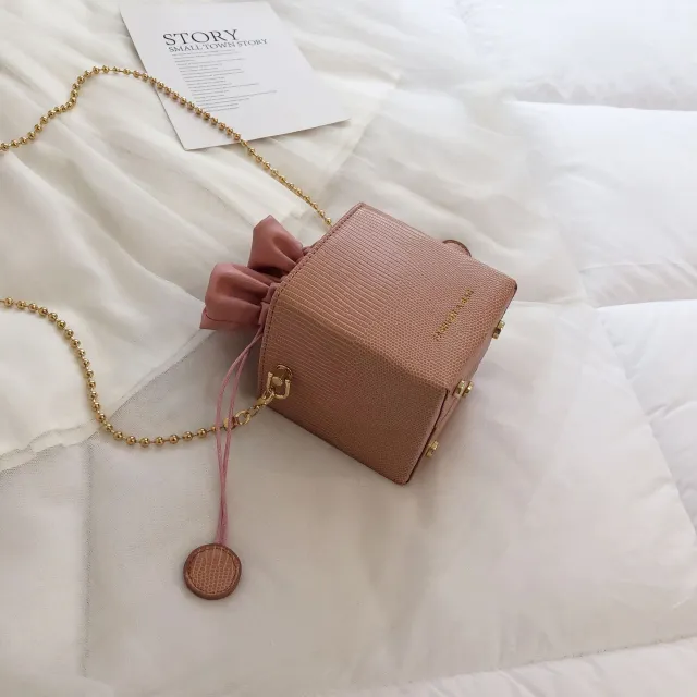 Chain drawstring crossbody bag Pink - Shop at LoveMi