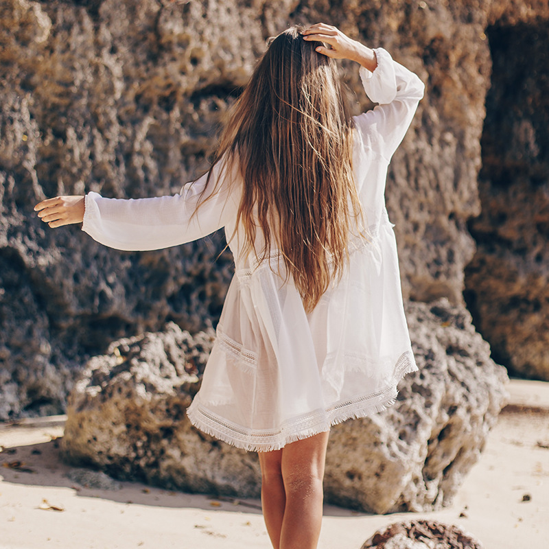 بلوزة دانتيل بأكمام طويلة