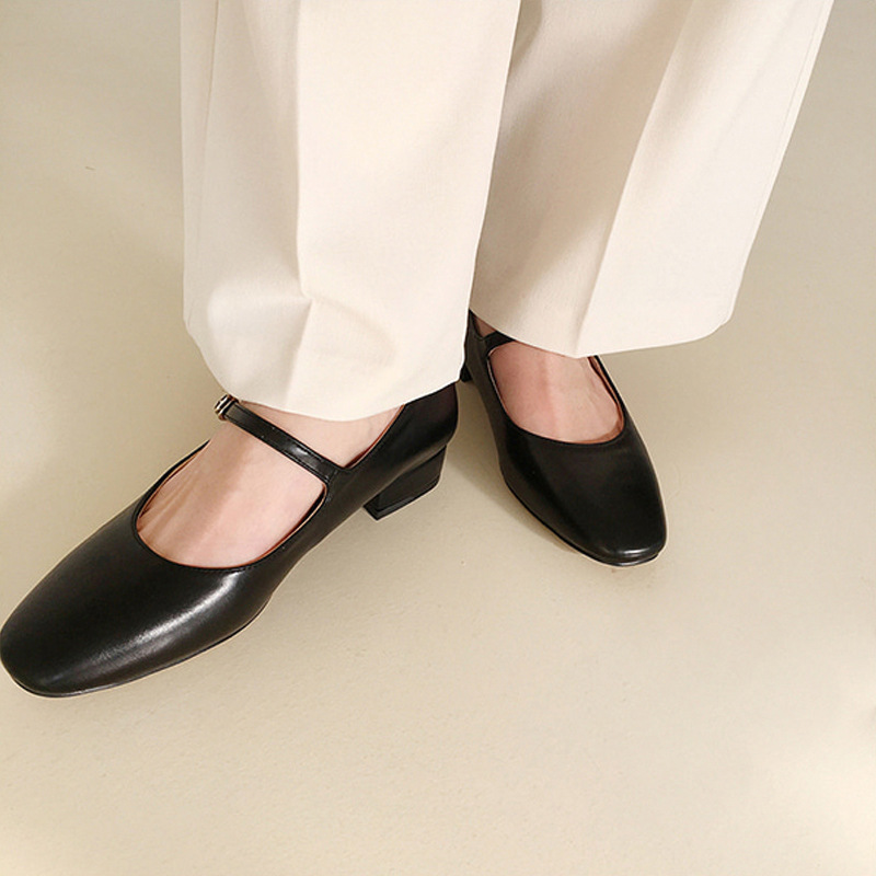 Flat-bottomed granny shoes nurse shoes