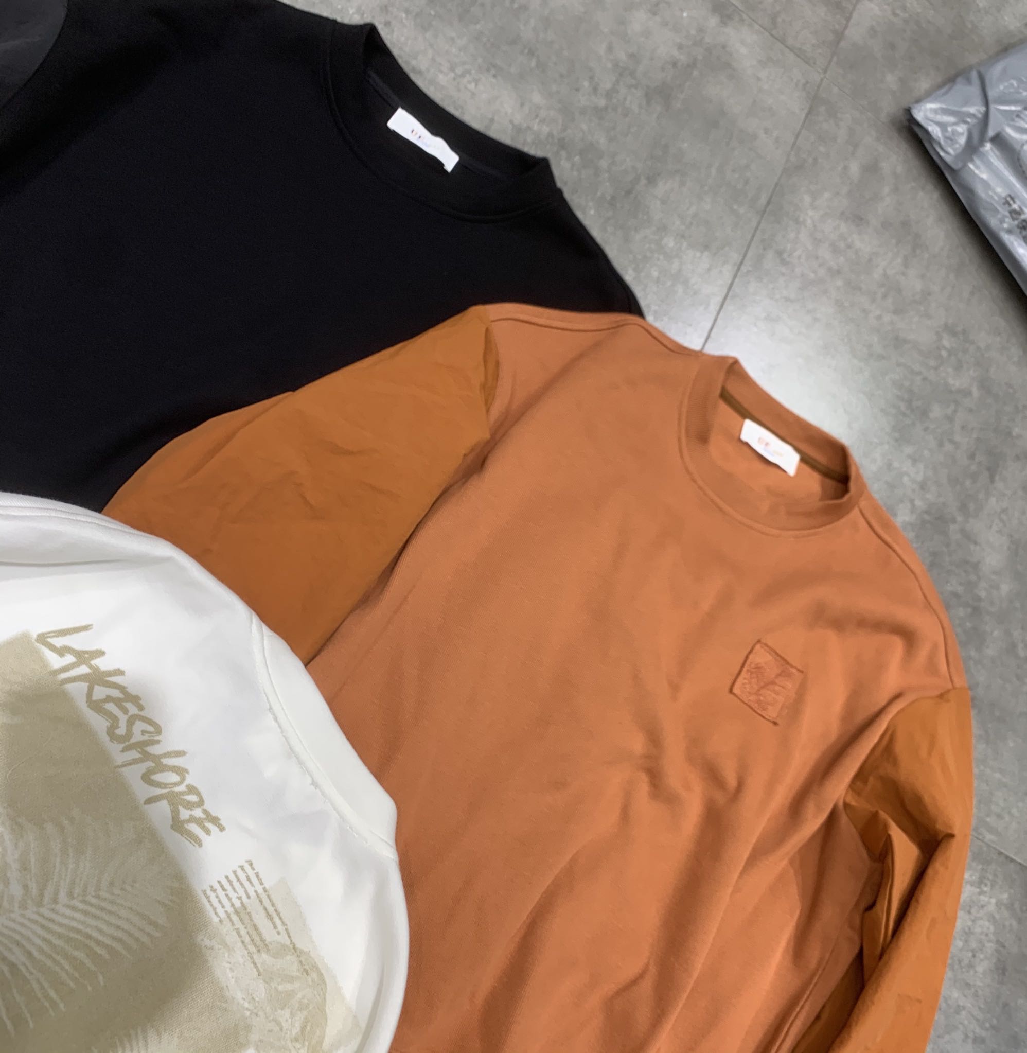 Spliced fabric back and letter print long sleeves