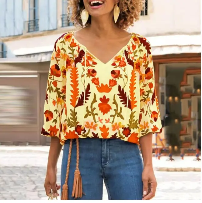 Loose print V-neck lace-up shirt