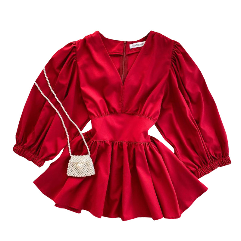 Tucked waist and thin lotus leaf top