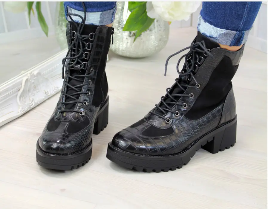 Low-top Martin boots with front lace-up