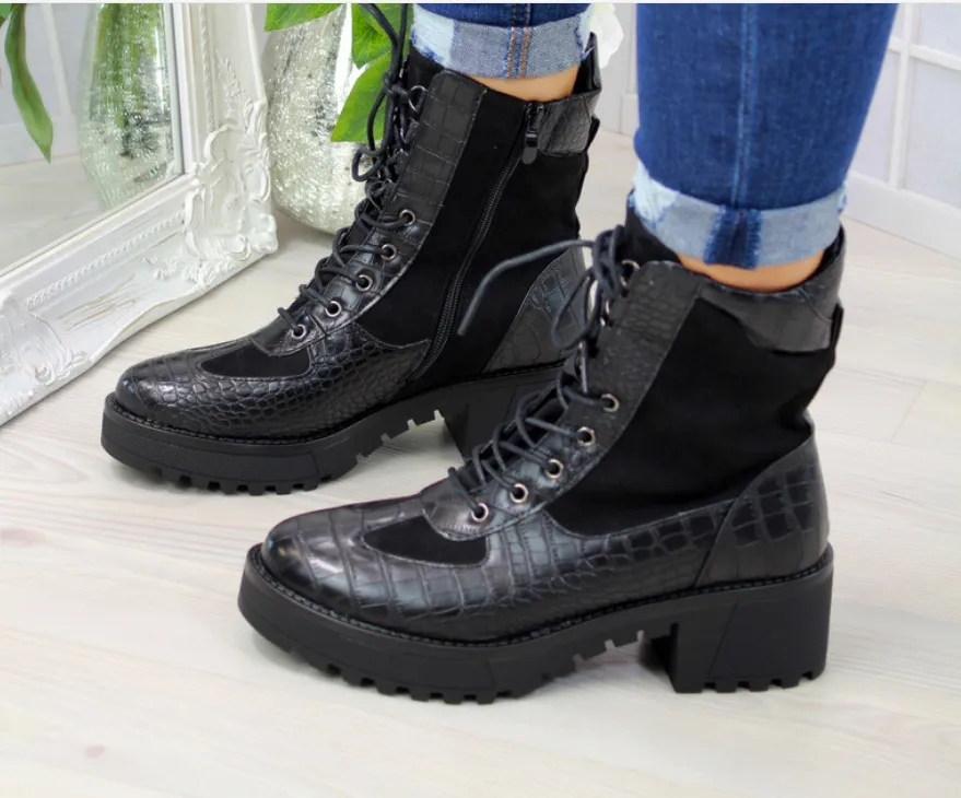 Low-top Martin boots with front lace-up - Black