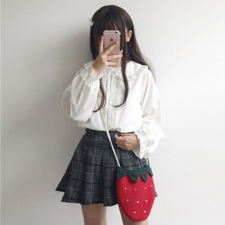 Doll collar shirt with wooden ears