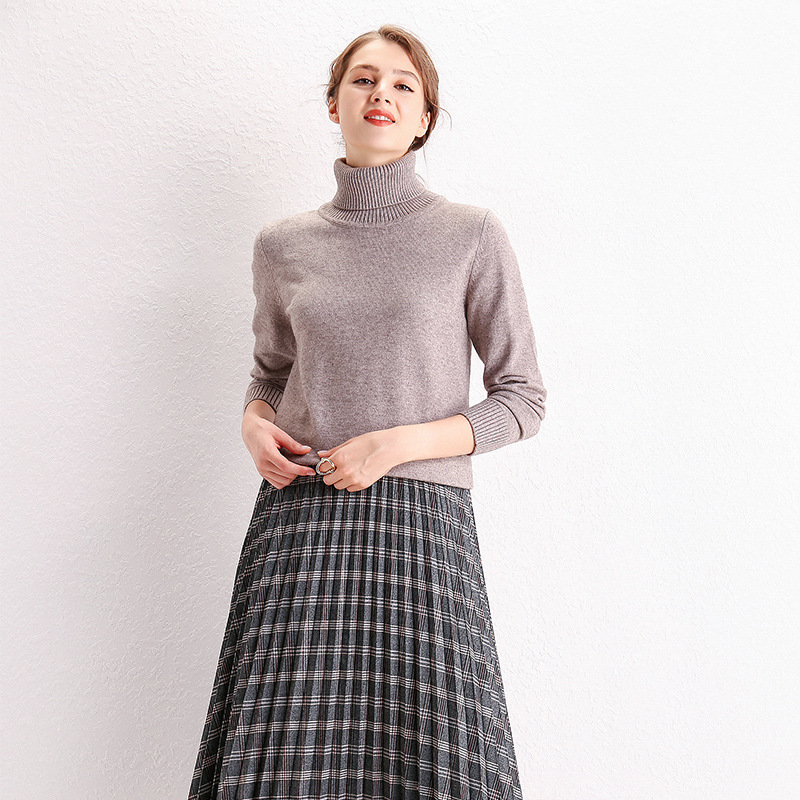 Turtleneck sweater with a knitted bottoming sweater