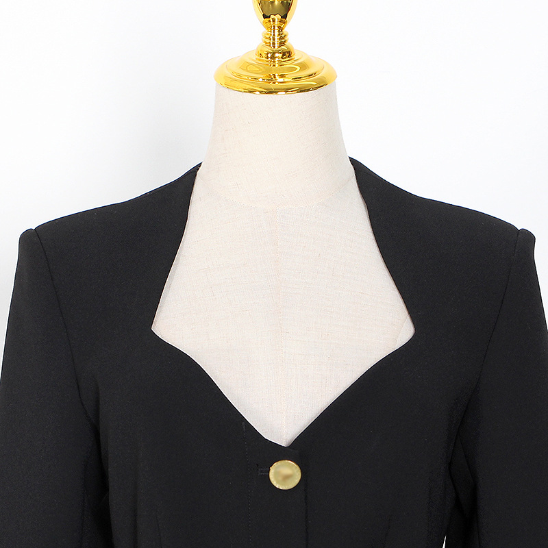 فستان بدلة طويل الأكمام بقصة ضيقة مع حزام عند الخصر