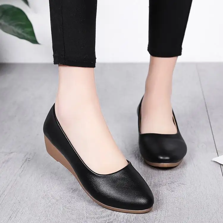 Autumn Korean style shallow mouth small slope heel peas shoes