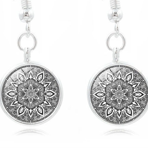 Round pattern earrings