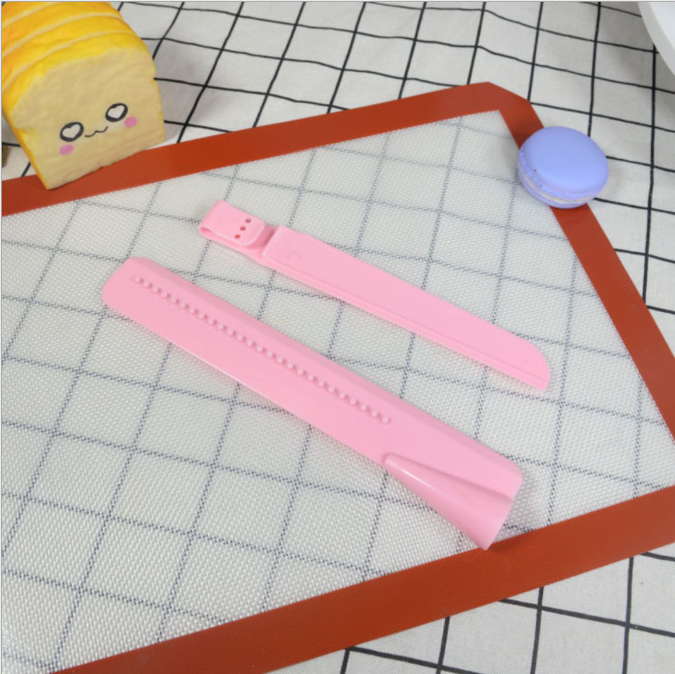Cake plastic smoother