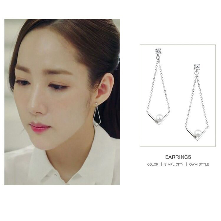 Female geometric triangle earrings