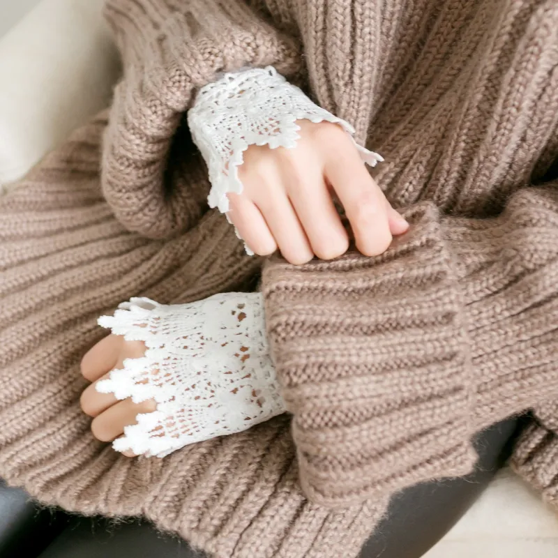 Lace hollow sleeves - White
