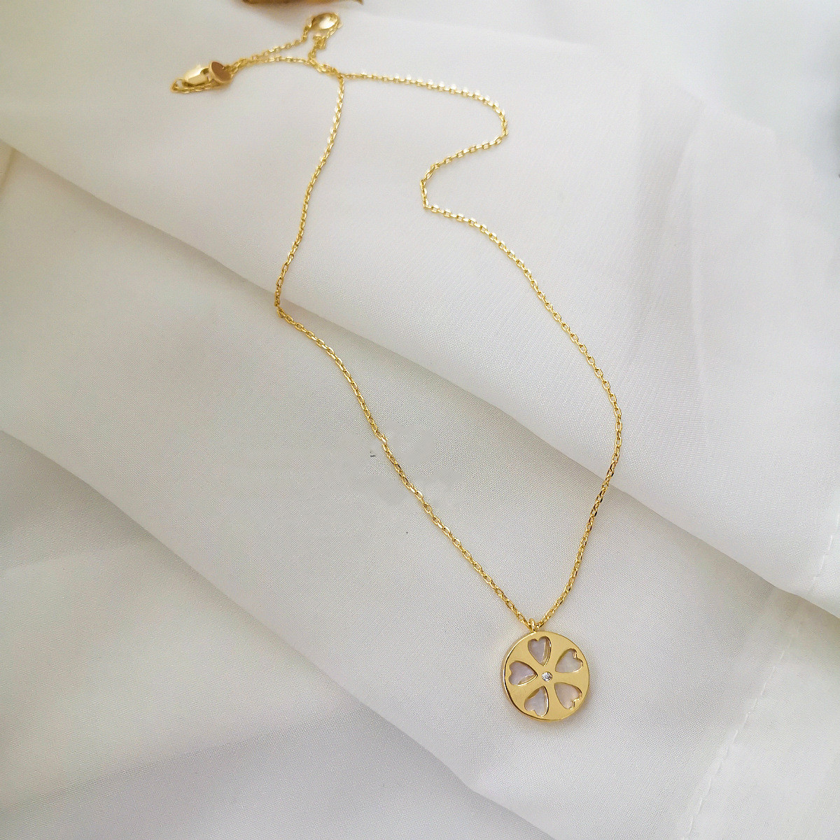 Round shell sweater chain