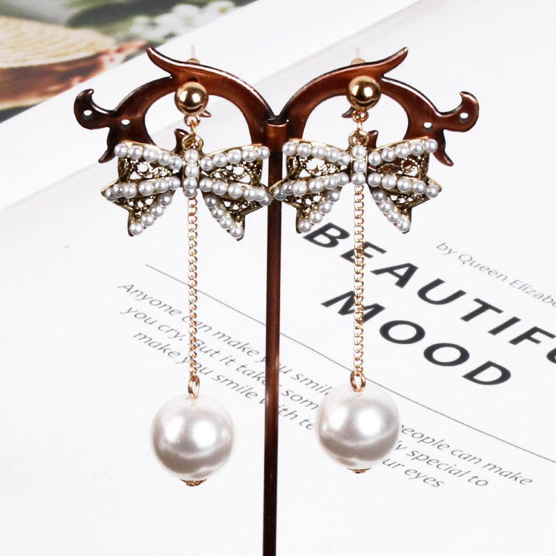 Pearl bow stud earrings