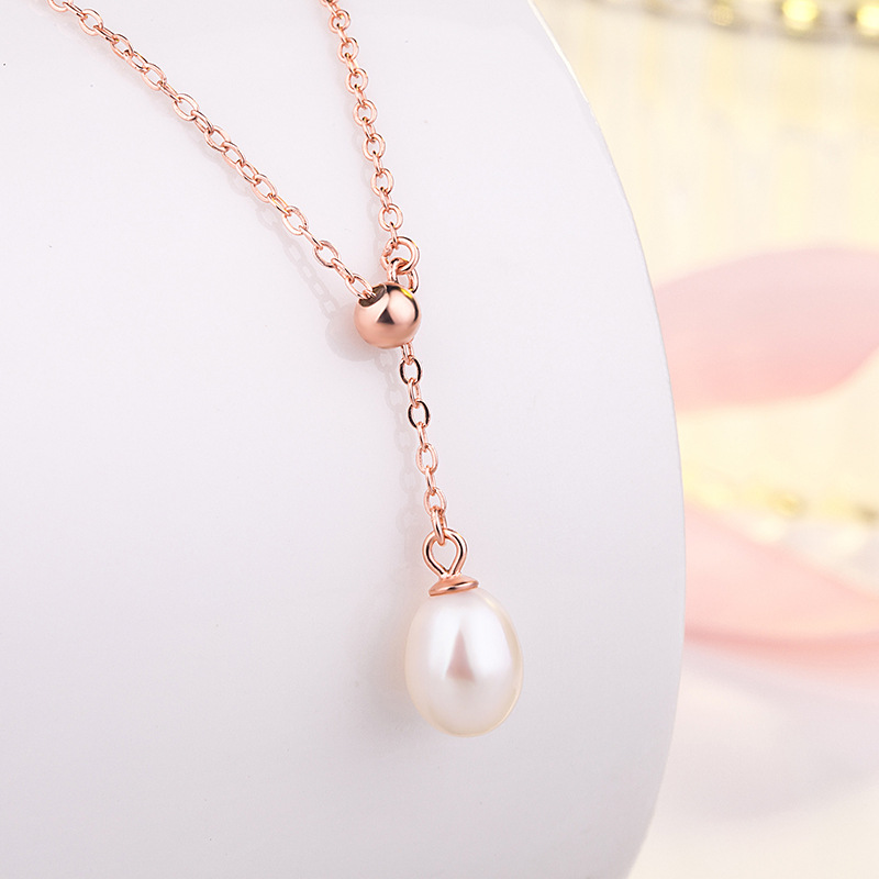 Y-shaped pearl necklace