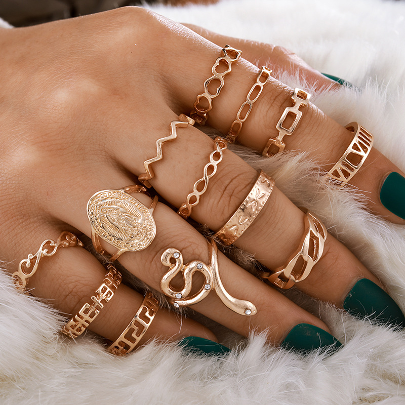 13-piece engraved snake ring with diamonds