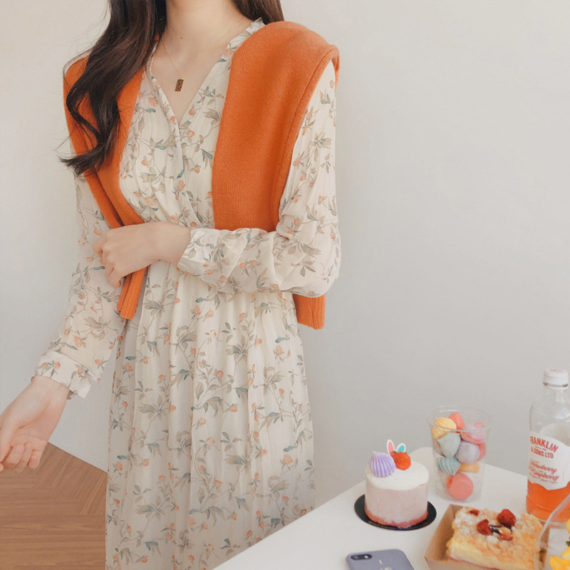 فستان شيفون مزخرف بنقشة الأزهار وياقة بشكل V