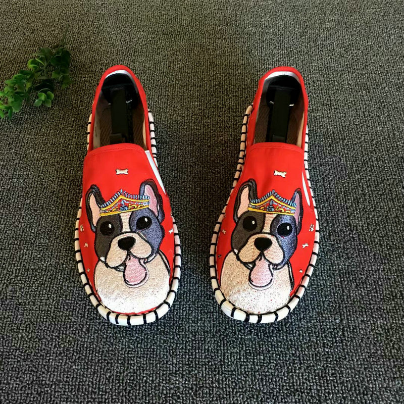 أحذية قماش مطرزة بنقشة التنين