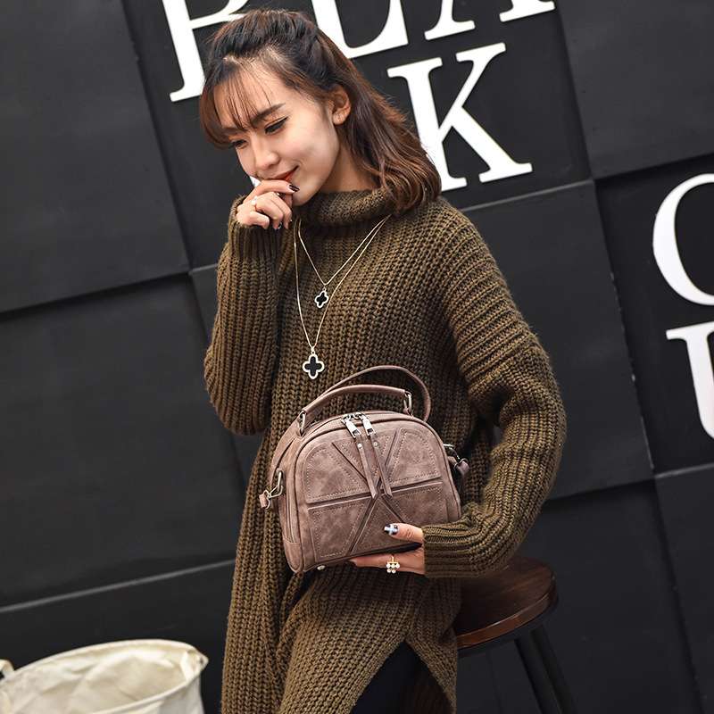 حقيبة مربع صغيرة على الكتف بتصميم المرسال