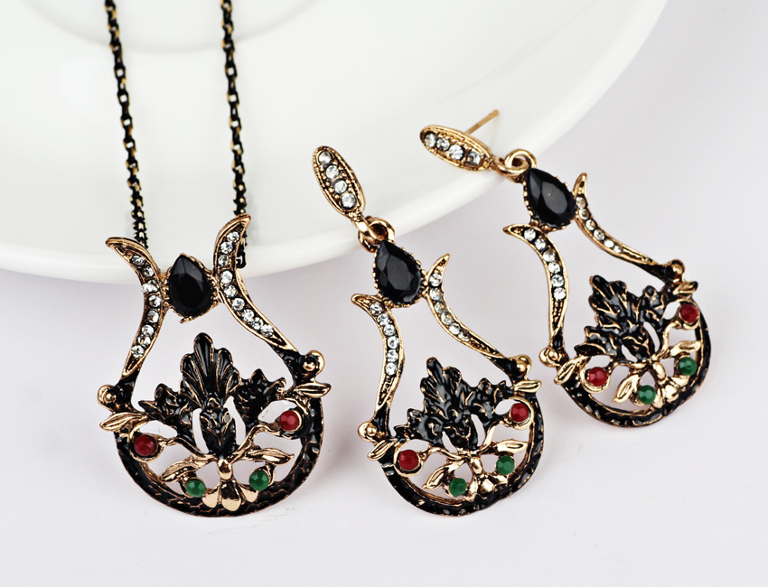 Vintage vase small pendant necklace