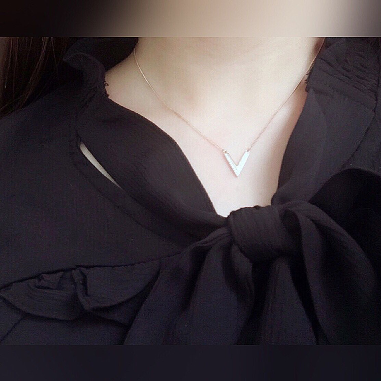 Micro-set V-shaped pendant necklace