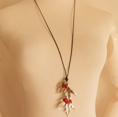 Red bean maple leaf tassel sweater chain