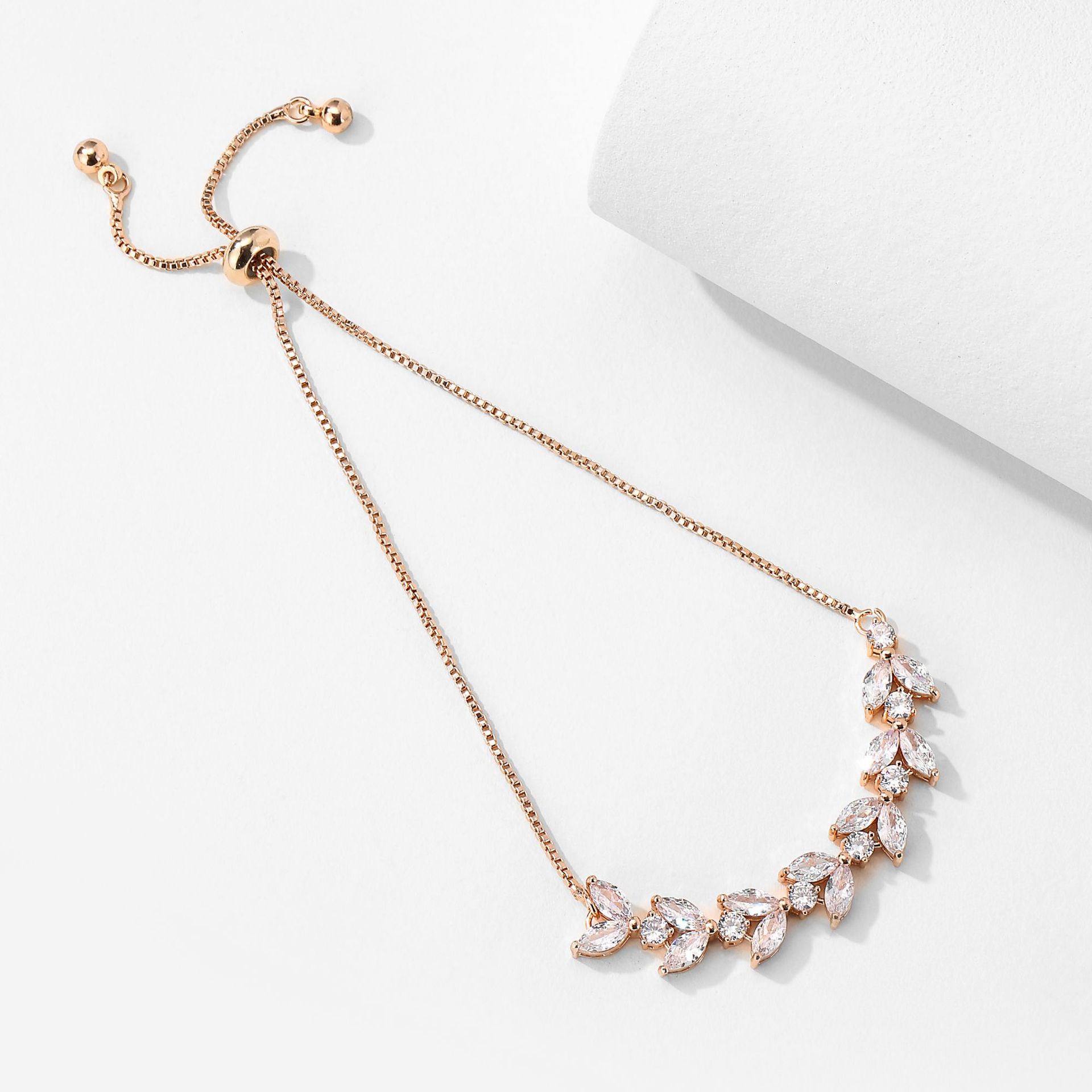 The new pull bracelet is simple