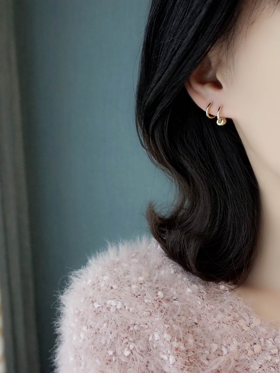 A two-wear diamond-studded cylindrical ear ring