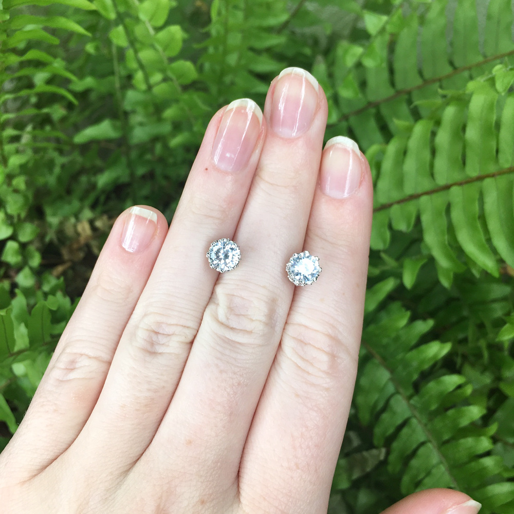 Zircon microinlaid white stone claw earring