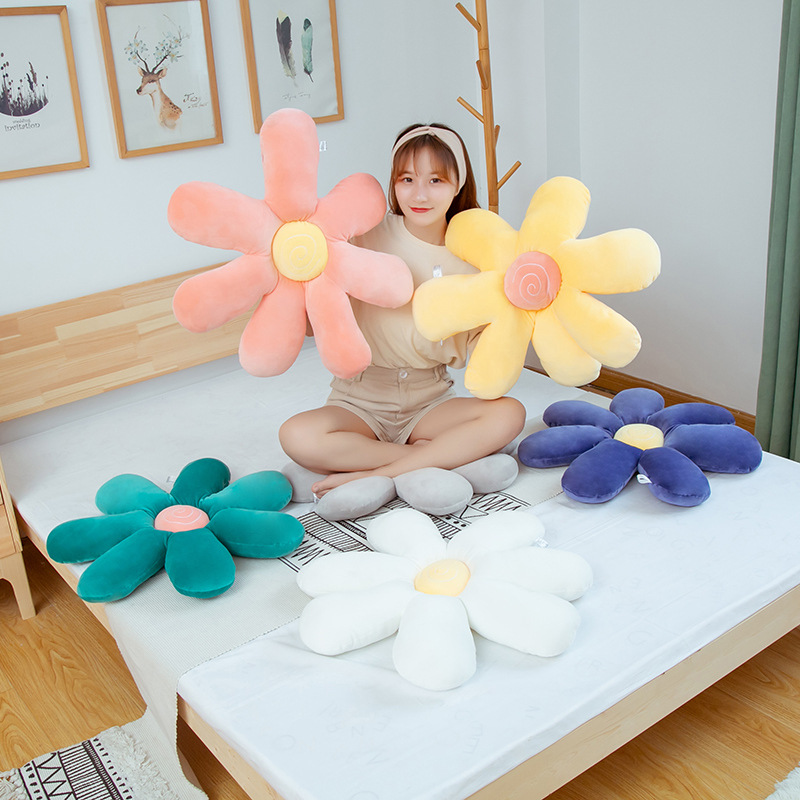 Creative little daisy cushion