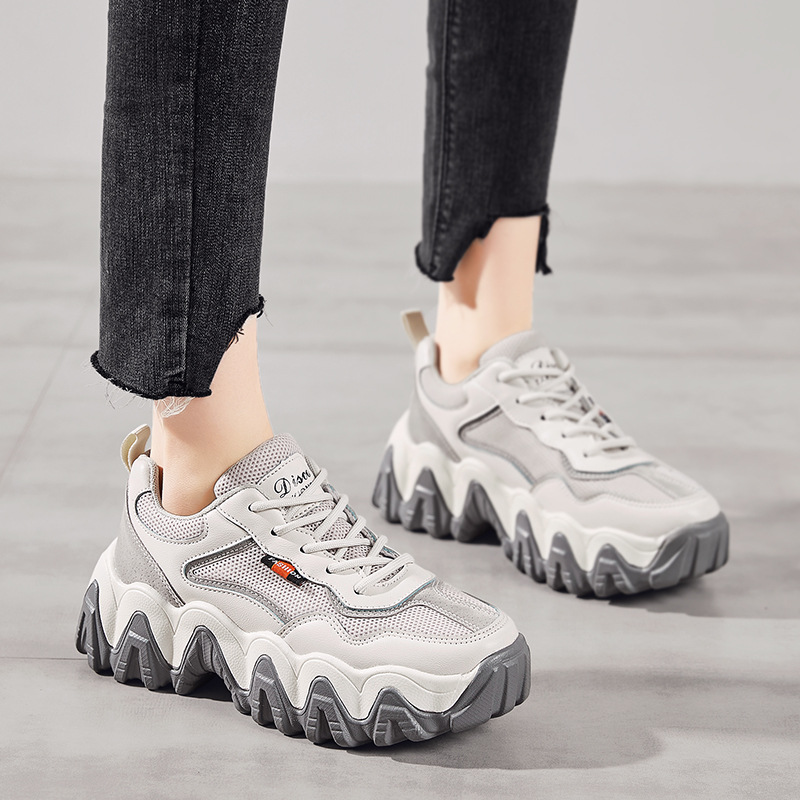 حذاء سنيكرز بقاعدة متموجة وقابلية التنفس