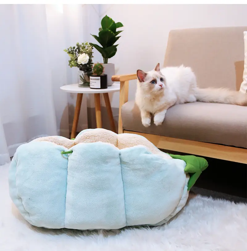 Warm semi-enclosed lamb and peas cat litter